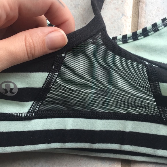 Lululemon flow-Y bra in mint and black - Picture 4 of 7